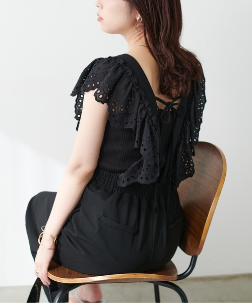 natural couture（ナチュラルクチュール）の「【WEB限定】スカラップ刺繍使いサロペット（サロペット/オーバーオール・レディース・グレイッシュベージュ/ブラック/サックスブルー・LARGE/MEDIUM）」の12枚目の写真