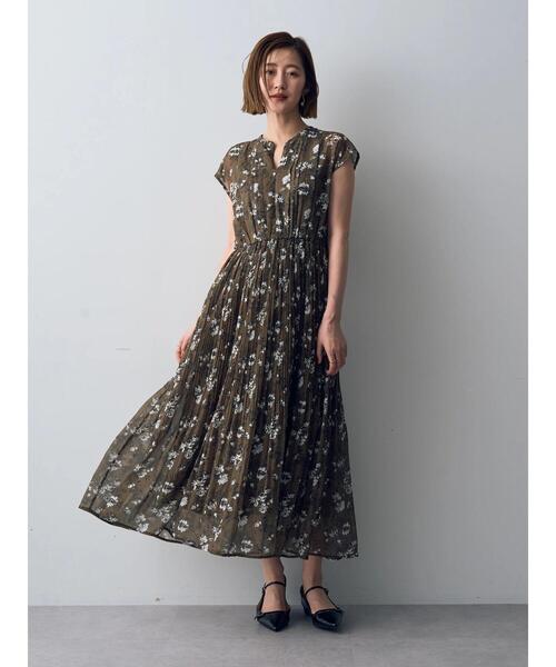 YECCA VECCA(イェッカヴェッカ)の「フラワー柄プリーツワンピース(ワンピース・レディース・ベージュ/カーキ・FREE)」の14枚目の写真