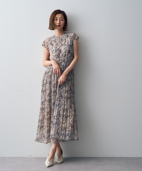YECCA VECCA(イェッカヴェッカ)の「フラワー柄プリーツワンピース(ワンピース・レディース・ベージュ/カーキ・FREE)」の2枚目の写真