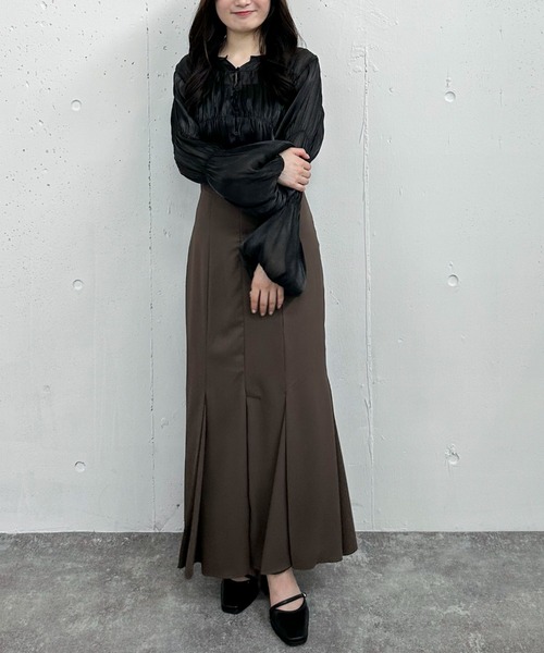 archives（アルシーヴ）の「シャイニーシアーギャザーブラウス／（シャツ/ブラウス・レディース・モカ/ブラック/アイボリー・MEDIUM）」の6枚目の写真