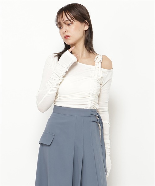 REDYAZEL(レディアゼル)の「シャーリングリボンアシメトップス(Tシャツ/カットソー・レディース・ブラック/オフホワイト/サックスブルー・FREE)」の2枚目の写真