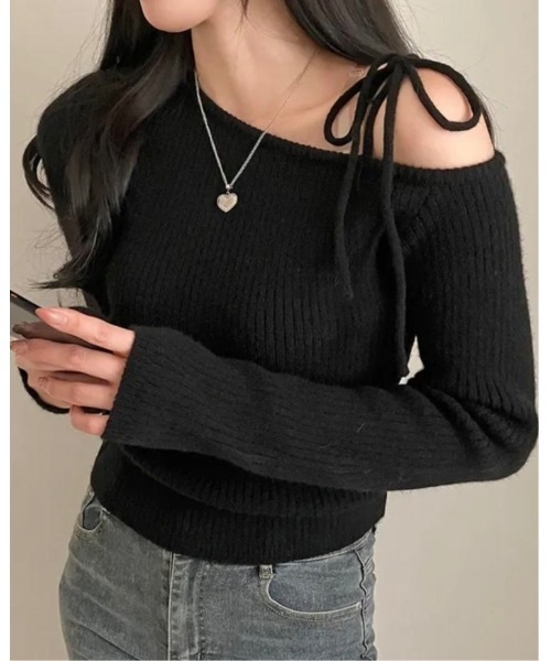 SALTMINT（ソルトミント）の「ワンショルダーリボンニットトップス（ニット/セーター・レディース・ホワイト/ブラック/レッド・FREE）」の2枚目の写真