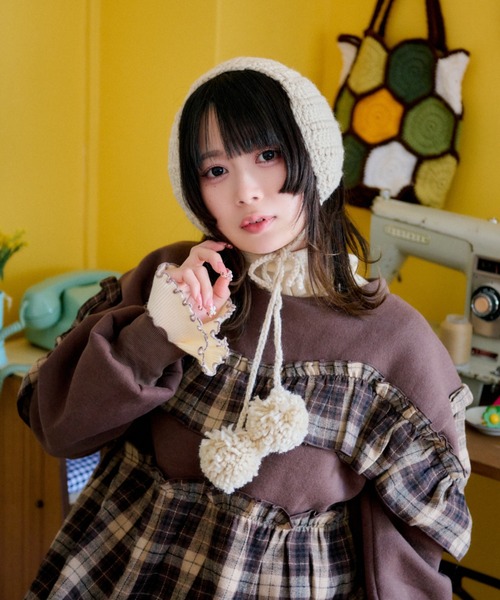 kutir(クティール)の「【クティールとレトロ】ポンポンニットイヤーマフラー(イヤーマフ・レディース・ベージュ/レッド/グレー/アイボリー・FREE)」の5枚目の写真