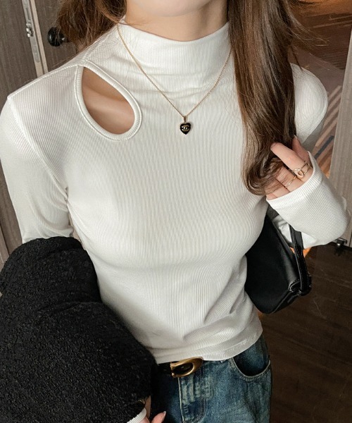 deux amour(ドゥーザムール)の「ショルダーカットアウトハイネック長袖プルオーバー(その他トップス・レディース・ベージュ/ブラック/ブラウン/ホワイト・FREE)」の2枚目の写真