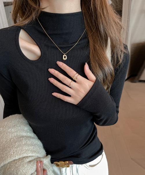 deux amour(ドゥーザムール)の「ショルダーカットアウトハイネック長袖プルオーバー(その他トップス・レディース・ベージュ/ブラック/ブラウン/ホワイト・FREE)」の3枚目の写真