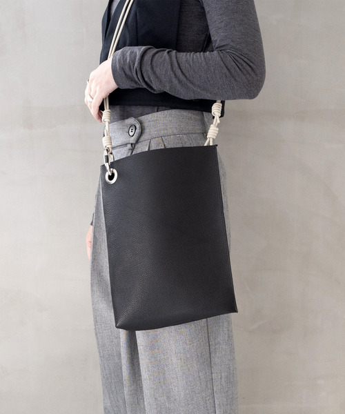Senti（センティ）の「SENTI センティ / SHRINK LEATHER SHOULDER BAG シュリンクレザーショルダーバッグ / 3036（ショルダーバッグ・メンズ・ブラック/ブラック系その他・FREE）」の2枚目の写真