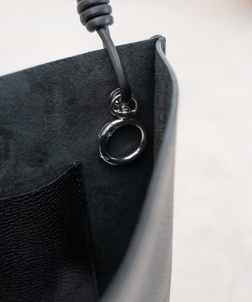 Senti（センティ）の「SENTI センティ / SHRINK LEATHER SHOULDER BAG シュリンクレザーショルダーバッグ / 3036（ショルダーバッグ・メンズ・ブラック/ブラック系その他・FREE）」の8枚目の写真