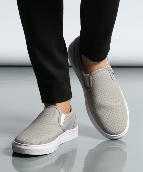 The DUFFER of ST.GEORGE（ザダファーオブセントジョージ）の「DUFFER ORIGINAL SLIP-ON SNEAKERS：DUFFERオリジナル スリッポン スニーカー（スニーカー・メンズ・ライトグレー/ホワイト・SMALL/MEDIUM/LARGE/X-LARGE）」の2枚目の写真