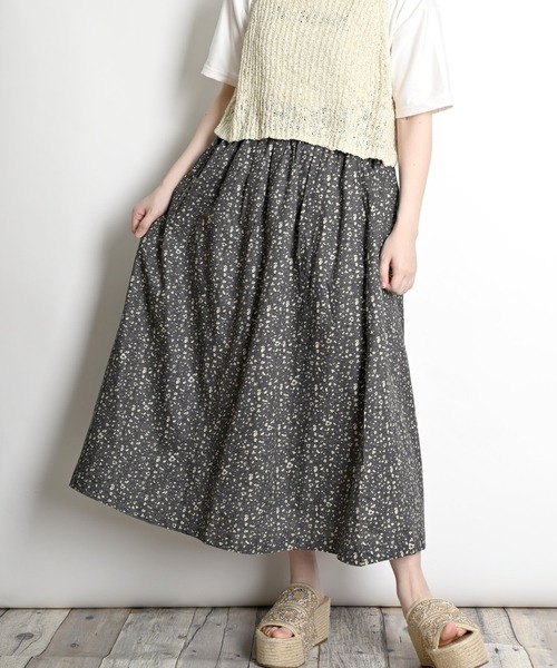 MARAI(マーライ)の「花柄フレアロングスカート フラワープリント(スカート・レディース・グレー/ブルー/チャコール・フリー)」の2枚目の写真