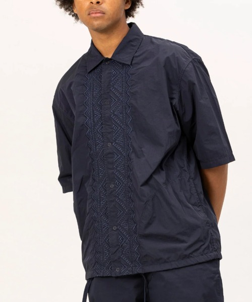 UNFRM OUTDOOR STANDARD(ユニフォームアウトドアスタンダード)の「【UNFRM OUTDOOR STANDARD:ユニフォームアウトドアスタンダード】PE TYPEWRITER AFRICAN EMBROIDERY S/S WORK SHIRT ワークシャツ 刺繍 リングドットボタン ポケット付き 裾スピンドル(シャツ/ブラウス・メンズ・ネイビー/オフホワイト・MEDIUM/LARGE/X-LARGE)」の1枚目の写真