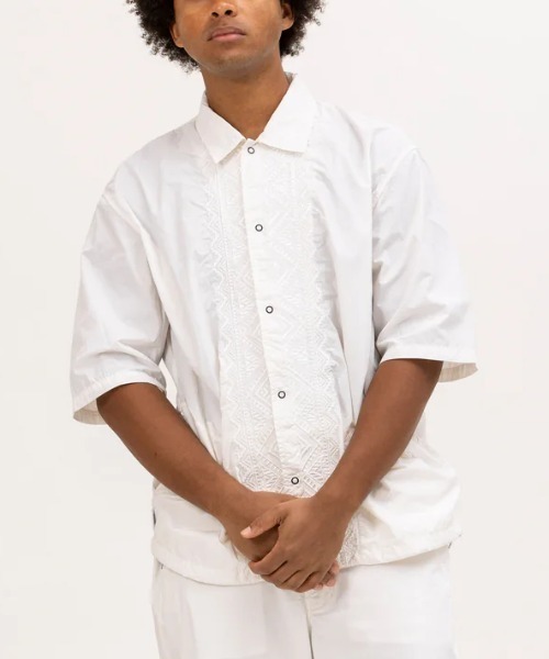 UNFRM OUTDOOR STANDARD(ユニフォームアウトドアスタンダード)の「【UNFRM OUTDOOR STANDARD:ユニフォームアウトドアスタンダード】PE TYPEWRITER AFRICAN EMBROIDERY S/S WORK SHIRT ワークシャツ 刺繍 リングドットボタン ポケット付き 裾スピンドル(シャツ/ブラウス・メンズ・ネイビー/オフホワイト・MEDIUM/LARGE/X-LARGE)」の2枚目の写真