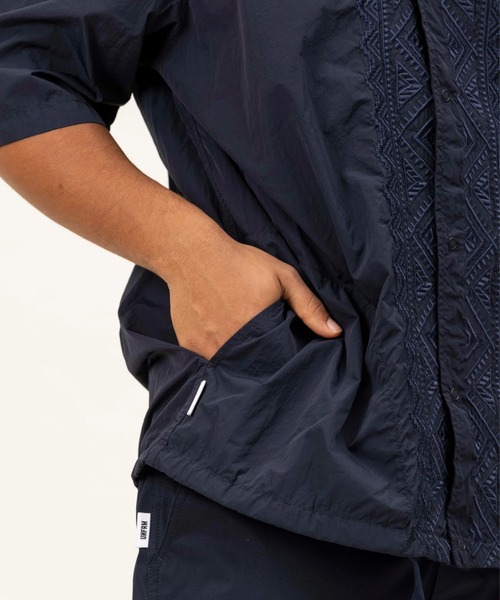 UNFRM OUTDOOR STANDARD(ユニフォームアウトドアスタンダード)の「【UNFRM OUTDOOR STANDARD:ユニフォームアウトドアスタンダード】PE TYPEWRITER AFRICAN EMBROIDERY S/S WORK SHIRT ワークシャツ 刺繍 リングドットボタン ポケット付き 裾スピンドル(シャツ/ブラウス・メンズ・ネイビー/オフホワイト・MEDIUM/LARGE/X-LARGE)」の4枚目の写真
