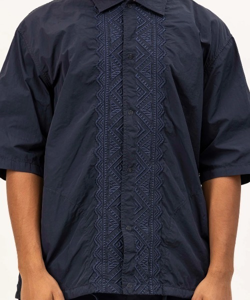 UNFRM OUTDOOR STANDARD(ユニフォームアウトドアスタンダード)の「【UNFRM OUTDOOR STANDARD:ユニフォームアウトドアスタンダード】PE TYPEWRITER AFRICAN EMBROIDERY S/S WORK SHIRT ワークシャツ 刺繍 リングドットボタン ポケット付き 裾スピンドル(シャツ/ブラウス・メンズ・ネイビー/オフホワイト・MEDIUM/LARGE/X-LARGE)」の5枚目の写真