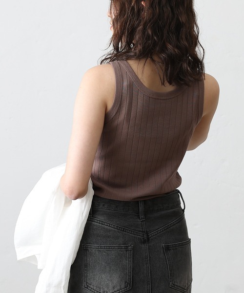 COLONY 2139（コロニートゥーワンスリーナイン）の「ワイドリブクルータンクトップ（タンクトップ・レディース・モカ/ブラック/オフホワイト/カーキ・FREE）」の9枚目の写真