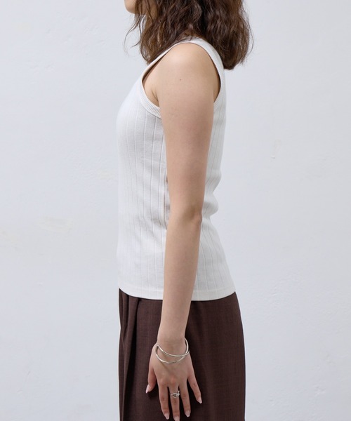 COLONY 2139（コロニートゥーワンスリーナイン）の「ワイドリブクルータンクトップ（タンクトップ・レディース・モカ/ブラック/オフホワイト/カーキ・FREE）」の22枚目の写真