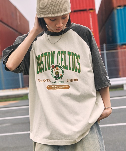 NBA(エヌビーエー)の「NBA/エヌビーエー 別注 ロゴ刺繍/プリント ヴィンテージライクビッグシルエット ラグランカレッジ半袖Tシャツ(Tシャツ/カットソー・メンズ・ブラック系2/ブラック系/ネイビー/ブラック/ブラック系1/ブラウン・M/L)」の2枚目の写真