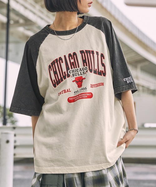 NBA(エヌビーエー)の「NBA/エヌビーエー 別注 ロゴ刺繍/プリント ヴィンテージライクビッグシルエット ラグランカレッジ半袖Tシャツ(Tシャツ/カットソー・メンズ・ブラック系2/ブラック系/ネイビー/ブラック/ブラック系1/ブラウン・M/L)」の3枚目の写真