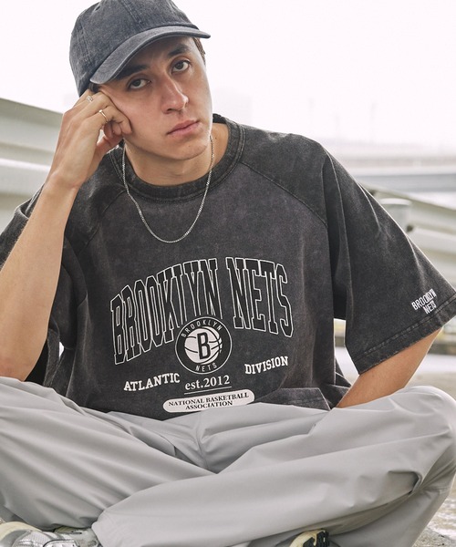 NBA(エヌビーエー)の「NBA/エヌビーエー 別注 ロゴ刺繍/プリント ヴィンテージライクビッグシルエット ラグランカレッジ半袖Tシャツ(Tシャツ/カットソー・メンズ・ブラック系2/ブラック系/ネイビー/ブラック/ブラック系1/ブラウン・M/L)」の4枚目の写真