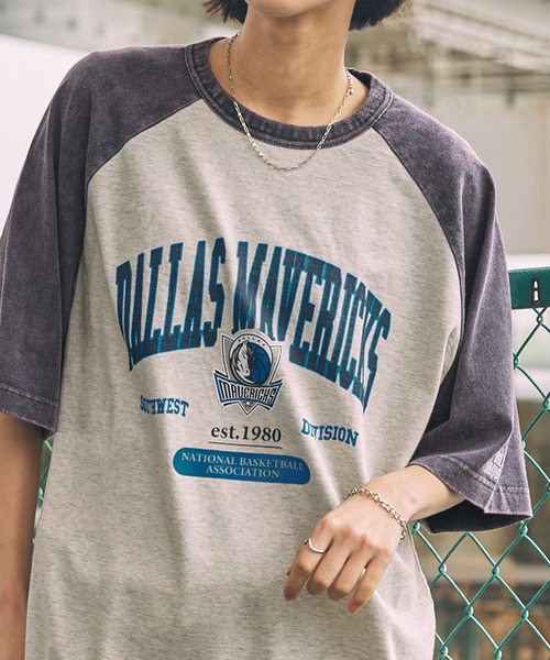 NBA(エヌビーエー)の「NBA/エヌビーエー 別注 ロゴ刺繍/プリント ヴィンテージライクビッグシルエット ラグランカレッジ半袖Tシャツ(Tシャツ/カットソー・メンズ・ブラック系2/ブラック系/ネイビー/ブラック/ブラック系1/ブラウン・M/L)」の6枚目の写真