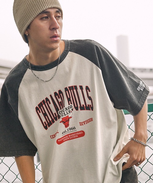 NBA(エヌビーエー)の「NBA/エヌビーエー 別注 ロゴ刺繍/プリント ヴィンテージライクビッグシルエット ラグランカレッジ半袖Tシャツ(Tシャツ/カットソー・メンズ・ブラック系2/ブラック系/ネイビー/ブラック/ブラック系1/ブラウン・M/L)」の15枚目の写真