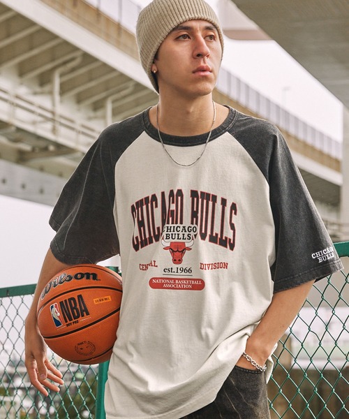 NBA(エヌビーエー)の「NBA/エヌビーエー 別注 ロゴ刺繍/プリント ヴィンテージライクビッグシルエット ラグランカレッジ半袖Tシャツ(Tシャツ/カットソー・メンズ・ブラック系2/ブラック系/ネイビー/ブラック/ブラック系1/ブラウン・M/L)」の16枚目の写真