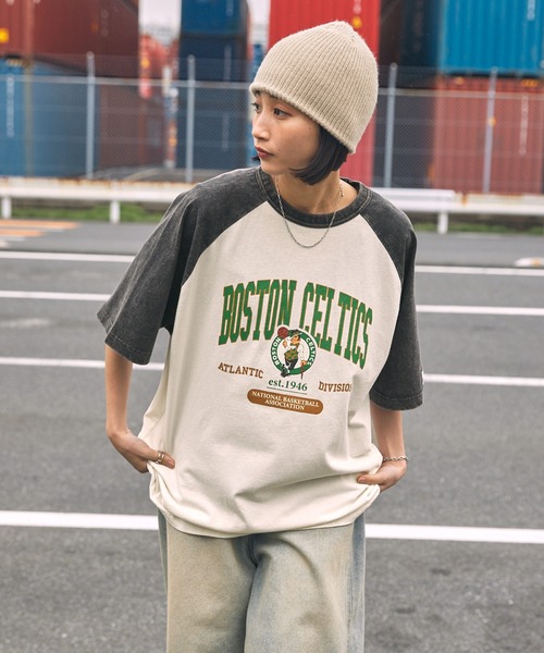 NBA(エヌビーエー)の「NBA/エヌビーエー 別注 ロゴ刺繍/プリント ヴィンテージライクビッグシルエット ラグランカレッジ半袖Tシャツ(Tシャツ/カットソー・メンズ・ブラック系2/ブラック系/ネイビー/ブラック/ブラック系1/ブラウン・M/L)」の8枚目の写真