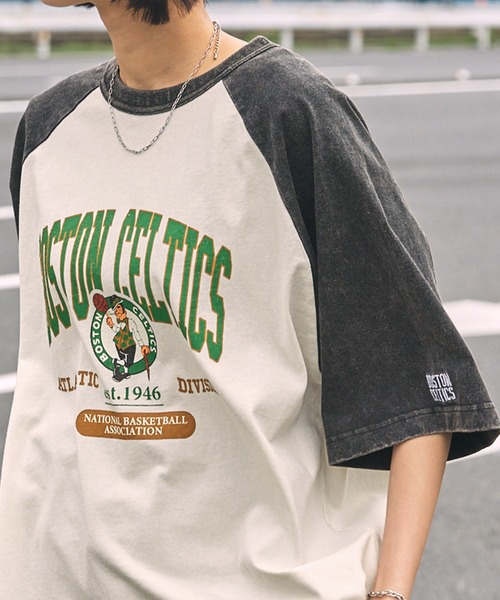 NBA(エヌビーエー)の「NBA/エヌビーエー 別注 ロゴ刺繍/プリント ヴィンテージライクビッグシルエット ラグランカレッジ半袖Tシャツ(Tシャツ/カットソー・メンズ・ブラック系2/ブラック系/ネイビー/ブラック/ブラック系1/ブラウン・M/L)」の9枚目の写真