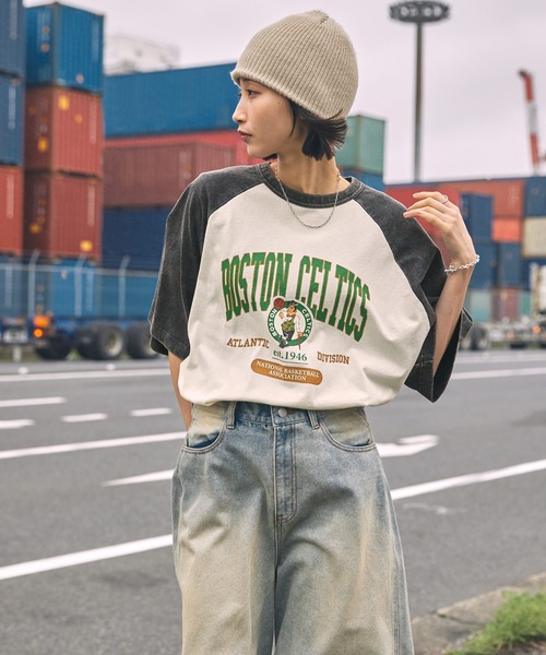 NBA(エヌビーエー)の「NBA/エヌビーエー 別注 ロゴ刺繍/プリント ヴィンテージライクビッグシルエット ラグランカレッジ半袖Tシャツ(Tシャツ/カットソー・メンズ・ブラック系2/ブラック系/ネイビー/ブラック/ブラック系1/ブラウン・M/L)」の10枚目の写真