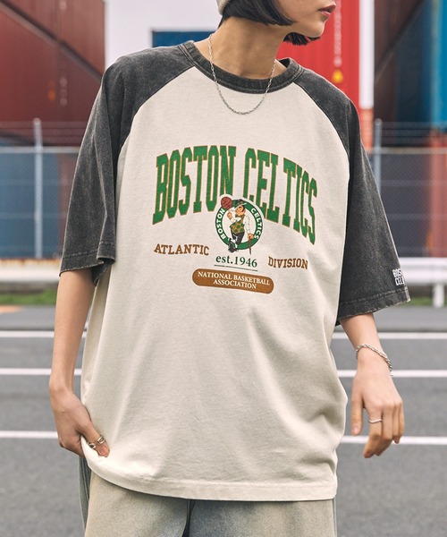 NBA(エヌビーエー)の「NBA/エヌビーエー 別注 ロゴ刺繍/プリント ヴィンテージライクビッグシルエット ラグランカレッジ半袖Tシャツ(Tシャツ/カットソー・メンズ・ブラック系2/ブラック系/ネイビー/ブラック/ブラック系1/ブラウン・M/L)」の11枚目の写真