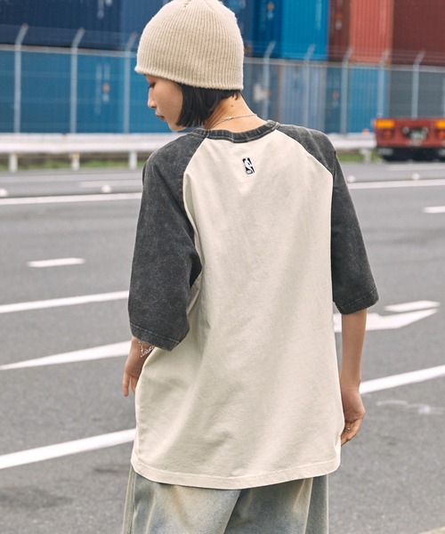 NBA(エヌビーエー)の「NBA/エヌビーエー 別注 ロゴ刺繍/プリント ヴィンテージライクビッグシルエット ラグランカレッジ半袖Tシャツ(Tシャツ/カットソー・メンズ・ブラック系2/ブラック系/ネイビー/ブラック/ブラック系1/ブラウン・M/L)」の12枚目の写真