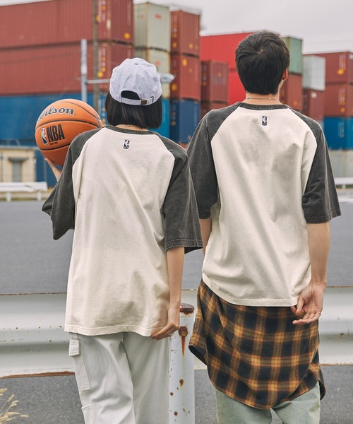 NBA(エヌビーエー)の「NBA/エヌビーエー 別注 ロゴ刺繍/プリント ヴィンテージライクビッグシルエット ラグランカレッジ半袖Tシャツ(Tシャツ/カットソー・メンズ・ブラック系2/ブラック系/ネイビー/ブラック/ブラック系1/ブラウン・M/L)」の21枚目の写真