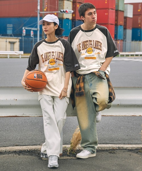 NBA(エヌビーエー)の「NBA/エヌビーエー 別注 ロゴ刺繍/プリント ヴィンテージライクビッグシルエット ラグランカレッジ半袖Tシャツ(Tシャツ/カットソー・メンズ・ブラック系2/ブラック系/ネイビー/ブラック/ブラック系1/ブラウン・M/L)」の22枚目の写真