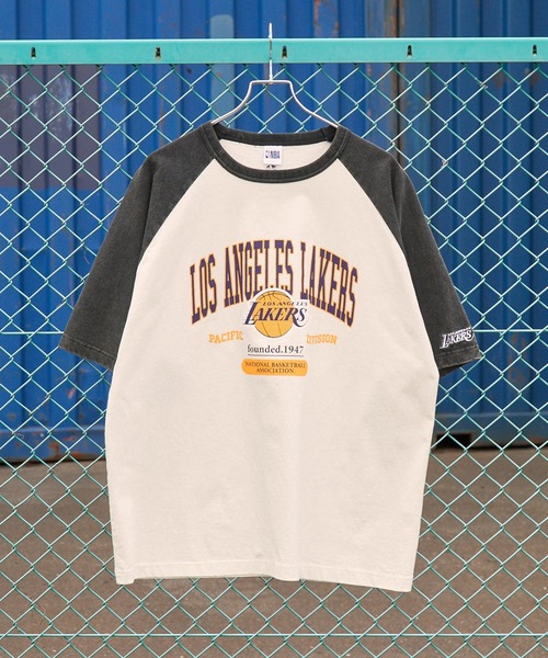 NBA(エヌビーエー)の「NBA/エヌビーエー 別注 ロゴ刺繍/プリント ヴィンテージライクビッグシルエット ラグランカレッジ半袖Tシャツ(Tシャツ/カットソー・メンズ・ブラック系2/ブラック系/ネイビー/ブラック/ブラック系1/ブラウン・M/L)」の18枚目の写真