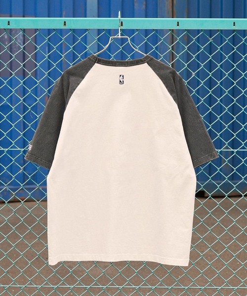 NBA(エヌビーエー)の「NBA/エヌビーエー 別注 ロゴ刺繍/プリント ヴィンテージライクビッグシルエット ラグランカレッジ半袖Tシャツ(Tシャツ/カットソー・メンズ・ブラック系2/ブラック系/ネイビー/ブラック/ブラック系1/ブラウン・M/L)」の19枚目の写真