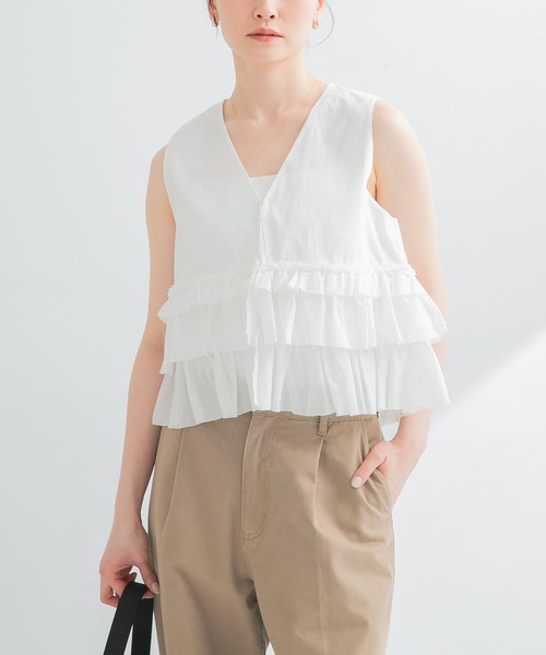 URBAN RESEARCH(アーバンリサーチ)の「ノースリーブフリルブラウス(シャツ/ブラウス・レディース・オフホワイト/ブラック/レッド・FREE)」の2枚目の写真