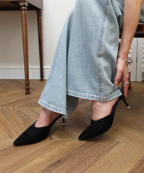 unnu（ユヌ）の「ポインテッドトゥスエードタッチミュール（パンプス・レディース・ブラック/アイボリー・24.0cm/23.0cm）」の2枚目の写真