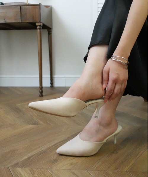 unnu（ユヌ）の「ポインテッドトゥスエードタッチミュール（パンプス・レディース・ブラック/アイボリー・24.0cm/23.0cm）」の7枚目の写真