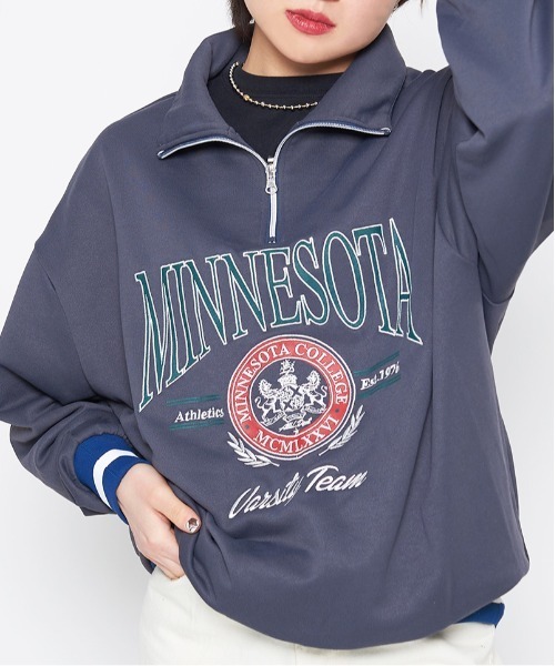 spiritoso(スピリトーゾ)の「【spiritoso】MINNESOTAハーフジップビッグスウェットトレーナー(スウェット・レディース・スミクロ/レッド・FREE)」の1枚目の写真
