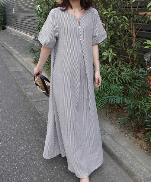 CORNERS(コーナーズ)の「キーネックエアリーワンピース(ワンピース・レディース・ブラック×ホワイト/ブラウン/ブラック/ネイビー×ホワイト・L/M)」の3枚目の写真