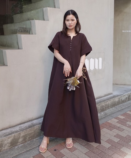 CORNERS(コーナーズ)の「キーネックエアリーワンピース(ワンピース・レディース・ブラック×ホワイト/ブラウン/ブラック/ネイビー×ホワイト・L/M)」の1枚目の写真
