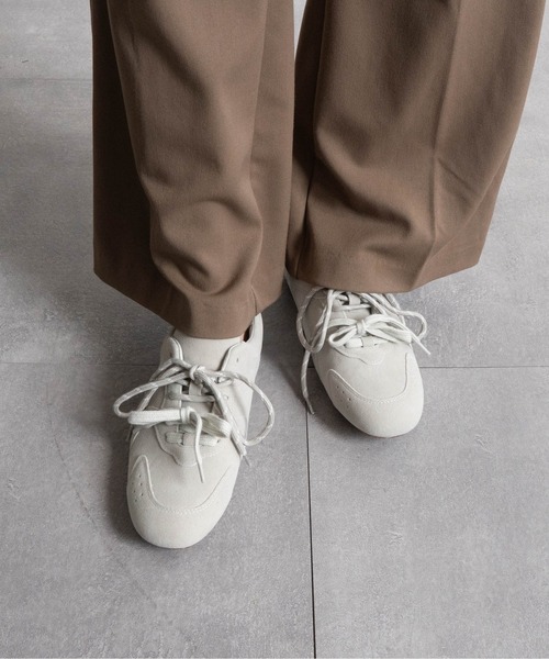 Fabby fabby(ファビィーファビィー)の「Wコードスニーカー(スニーカー・レディース・ブラック/ベージュ/ブラウン/グレー・MEDIUM/LARGE/SMALL)」の2枚目の写真