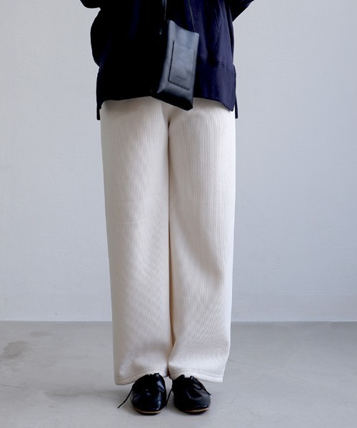 CLOTHY（クロシィ）の「【あったか裏ボアシリーズ】裏ボアコーデュロイパンツ（スラックス・レディース・オフホワイト/ブラック/ベージュ/ブラウン/ピンク・MEDIUM/LARGE）」の2枚目の写真