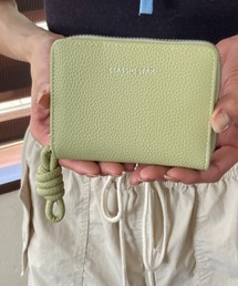 ｔｏｌｅｎｅ（トレネ）の「同素材チャーム付き ファスナー開閉 コンパクト 合成皮革 二つ折りウォレット（財布）」