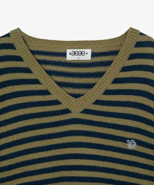 aeae（エーイーエーイー）の「STRIPE V-NECK KNIT PULLOVER（ニット/セーター・レディース・カーキ・FREE）」の3枚目の写真