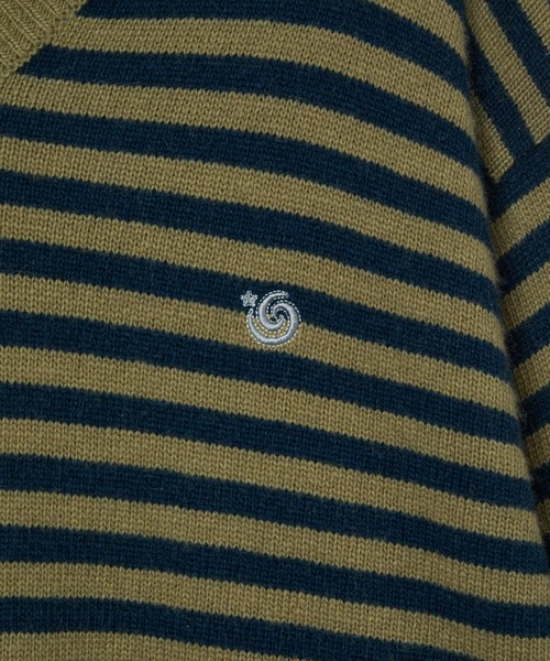 aeae（エーイーエーイー）の「STRIPE V-NECK KNIT PULLOVER（ニット/セーター・レディース・カーキ・FREE）」の4枚目の写真