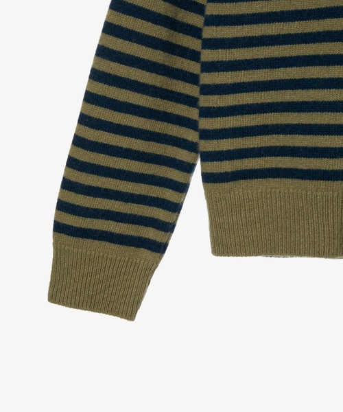 aeae（エーイーエーイー）の「STRIPE V-NECK KNIT PULLOVER（ニット/セーター・レディース・カーキ・FREE）」の5枚目の写真