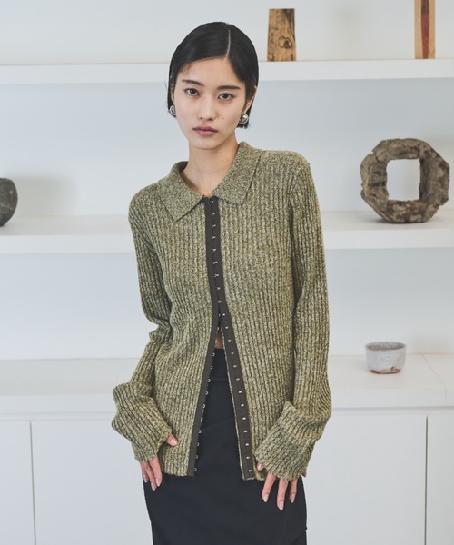 AIC.(エーアイシー)の「ホックデザインポロニットトップス(ニット/セーター・レディース・ライトグレー/チャコールグレー/グリーン/ブラウン・FREE)」の4枚目の写真