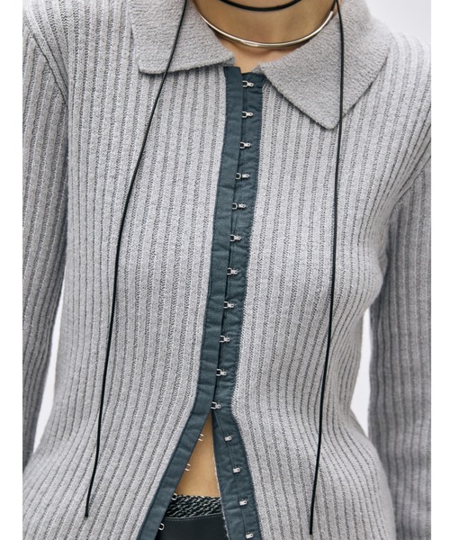 AIC.(エーアイシー)の「ホックデザインポロニットトップス(ニット/セーター・レディース・ライトグレー/チャコールグレー/グリーン/ブラウン・FREE)」の2枚目の写真