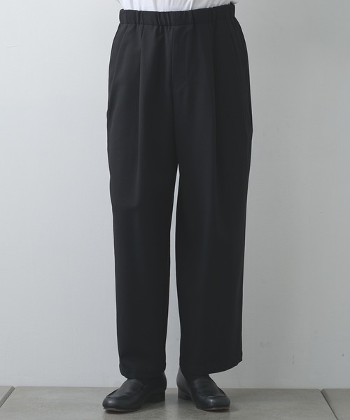 markaware(マーカウェア)の「【markaware/marka】〈別注〉 TWO TUCK STRAIGHT EASY PANTS(スラックス・メンズ・グレー/ブラック・1/2)」の2枚目の写真