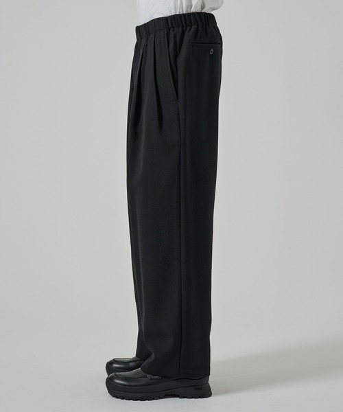 markaware(マーカウェア)の「【markaware/marka】〈別注〉 TWO TUCK STRAIGHT EASY PANTS(スラックス・メンズ・グレー/ブラック・1/2)」の4枚目の写真